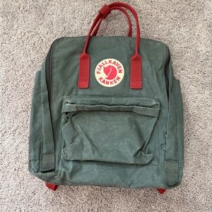 Fjallraven Kånken Forest Green/Gray Backpack with Red Handles